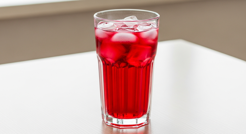 Kırmızı hibiskus içeceği, doğal renk ve ekşilik